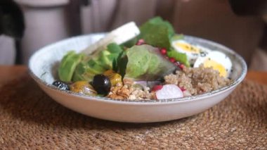 Taze yeşillikler ve renkli malzemeler sağlıklı bir yemek yaratır..