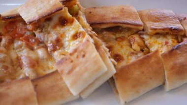 Et ve peynir ile Türk Pide,