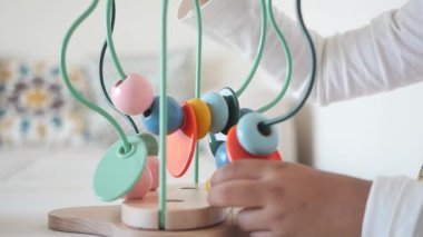 Küçük eller canlı bir boncuk labirenti keşfeder, motor becerilerini geliştirir ve odaklanır..