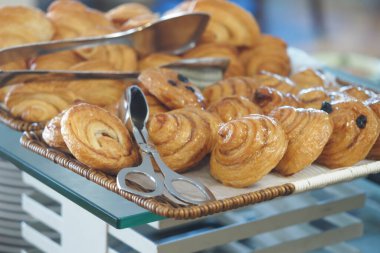 Lezzetli hamur işleri servis tepsisine konur..