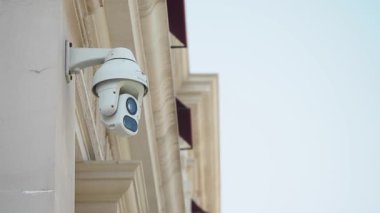 Bir binaya güvenlik kamerası yerleştiriliyor, güvenlik ve izleme sağlanıyor..