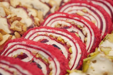 Beyaz Tabakta Çeşitli Türk Lezzet Küpleri,