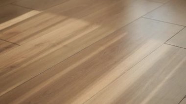 Oturma odasındaki zarif ahşap zeminin kusursuz kurulumunu izleyin..