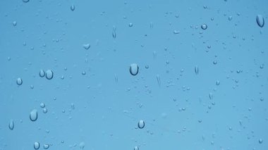 Yağmur damlaları yağmurlu bir günde berrak camlarda çeşitli desenler oluştururlar..