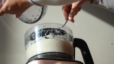 bir mutfak robotu soğan doğrama