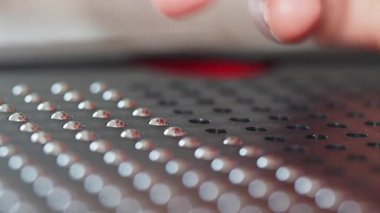 Siyah metal şebeke bulmacasında sarı kalem kullanan kişi..