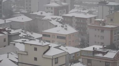 Kar örtüleri çatılar, şehri bir kış harikalar diyarına çeviriyor..