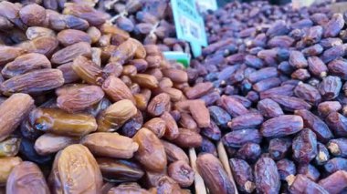 Canlı bir pazarı gezip farklı türde taze tarihler sergilemek..