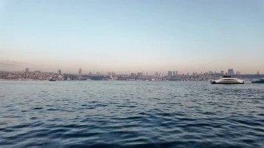 Güneş suyun üzerinde batarken İstanbul 'un göz kamaştırıcı siluetinin tadını çıkarın..