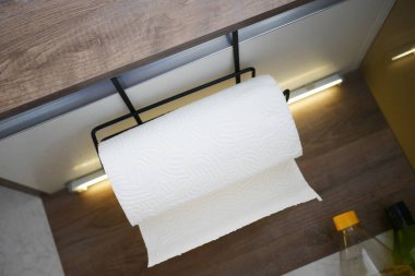 Modern bir mutfak odasındaki kağıt havlu tutacağının genel görünümü..