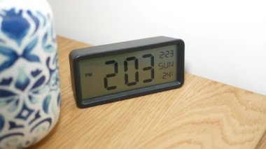 Şu anki saat, elinde bir vazonun yanında şık bir saatle iki saat gösteriyor..