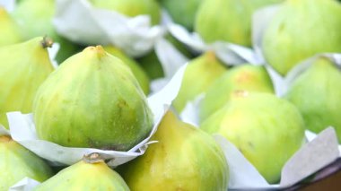 Taze incir dolu sepetler markette yerel ürünler sergileniyor..