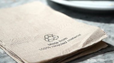 Geri dönüşümlü malzemelerin bulunduğu bir kafenin çevre bilincinde atmosferinin tadını çıkarın..