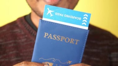 Pasaportu olan bir kişi seyahat için hazırdır..