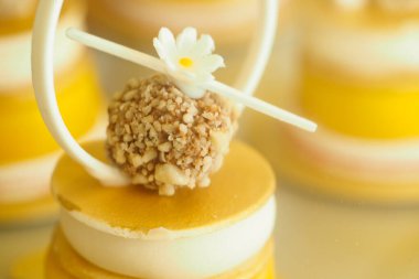 Bir pastanede sergilenen fındıklı ve çiçekli küçük bir tatlı..