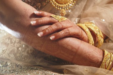 Altın mücevher ve kınayla süslenmiş eller kültür sanatını gözler önüne seriyor.