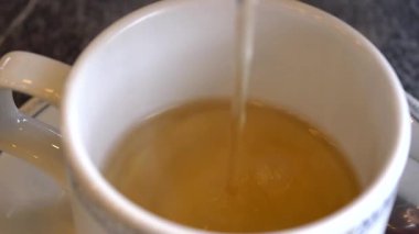 Sabahları sakin bir kafede sakinleştirici bir bitki çayı yudumla..