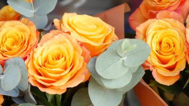 Taze portakal gülleri okaliptüs ile eşleştirildiğinde zarif bir buket oluşturur..