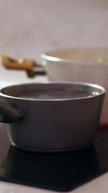 Su, ocakta pişirmek için ısıtılıyor..