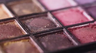 Makyaj paletinde sanatçılık için mükemmel renkler keşfedin..