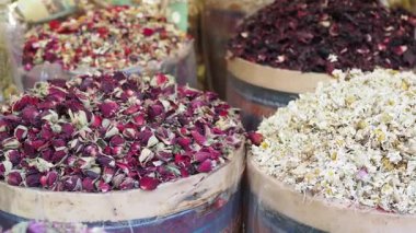 Markette varillerde sergilenen canlı kurumuş çiçekleri keşfedin..