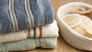 Düzgün düzenlenmiş havlular ve banyo malzemeleri rahat bir atmosfer yaratır..