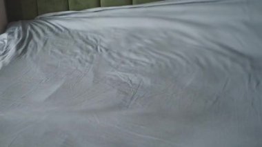 Bir insan temiz bir yatağa temiz çarşaf serip rahatlık yaratmakta ustadır..