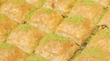 Geleneksel baklava yapımını tatlandırıcı katmanlarla deneyin..