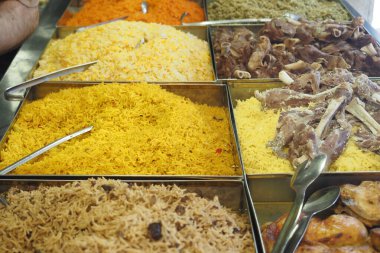 Yerel bir pazarda satılık pirincin canlı çeşitleri.