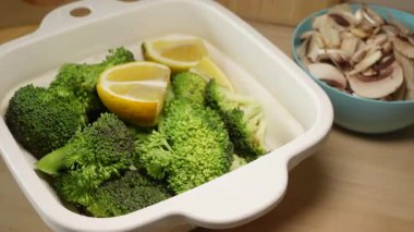 Brokoli besleyici ve lezzetli bir yemek için limonla hazırlanıyor..