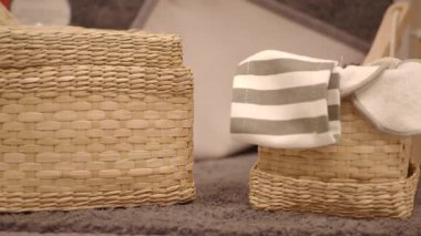 Havlularla dolu sepetler şık bir şekilde düzenlenir..