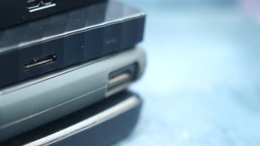 Farklı teknolojik cihazlar düzgün bir şekilde istiflenmiş, parlak tasarımlarını sergiliyorlar..