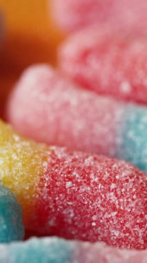 Parlak renkli jelibon şekerlemeleri şekerli kaplamalarını ayrıntılı olarak gösteriyor..