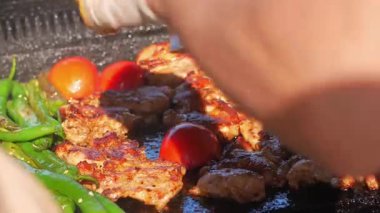 Lezzetli et ve sebzeler gün ışığında kızartılıyor..