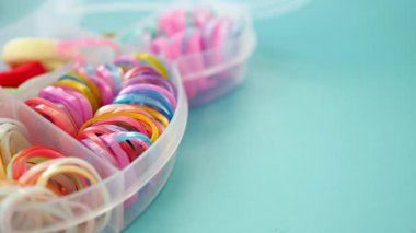 Çeşitli DIY projeleri için canlı plastik bantlarla çalışmanın tadını çıkarın..