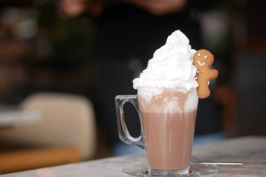 Krem şantili ve kurabiyeli leziz sıcak içecek masada oturur..