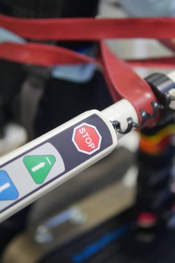 Bir hareket aygıtı üzerindeki düğmeli bir kontrol panelinin kapanışı ve dur işareti.