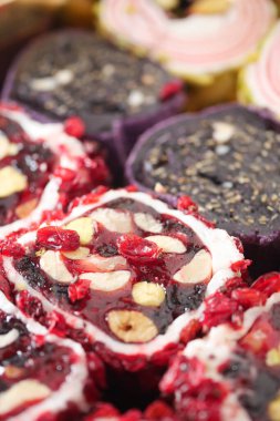 Beyaz Tabakta Çeşitli Türk Lezzet Küpleri,