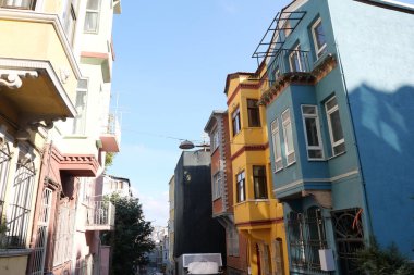 Farklı renklerde canlı evler açık havada canlı bir atmosfer yaratır..