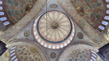 Ziyaretçiler antik bir camideki tavan ayrıntılarına hayran..