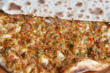 Lezzetli taze sebze ve kıyma karışımından oluşan lezzetli bir ekmek..