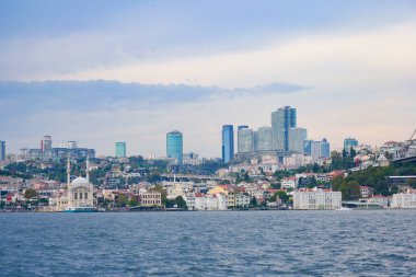 İstanbullar, Boğaz boyunca çağdaş binalara sahipler..