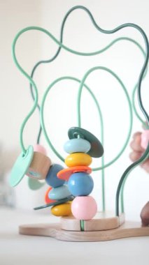 Çocuklar renkli boncuk labirentleriyle aktif olarak oynayarak motor becerilerini geliştirirler..