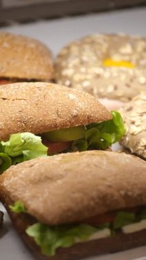 Lezzetli sandviçler taze sebzeler ve tam tahıllı ekmekle hazırlanır..