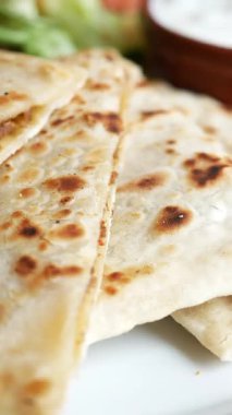 Geleneksel soslu ve kenarlı taze ekmeğin tadını çıkarın..