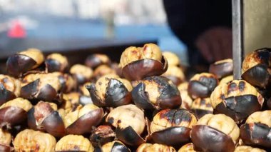Canlı bir pazarda satılan kavrulmuş kestanelerin canlı gösterisi.