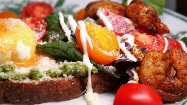 Parlak renkli brunch 'ta karides, taze yeşillikler ve haşlanmış yumurta var..