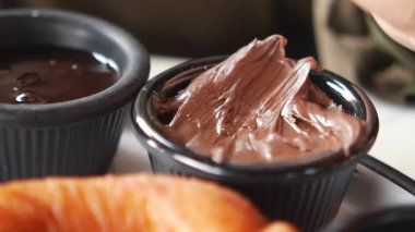 Günün erken saatlerinde gevrek bir kruvasanla lezzetli bir çikolatanın tadını çıkarıyorum..