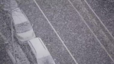 Yoğun kar yağışı battaniyeleri araçlar ve sokaklar, kış harikalar diyarı yaratıyor..