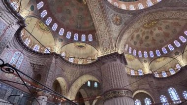Nefes kesici tarihi bir caminin güzelliğini ve detaylarını keşfedin..